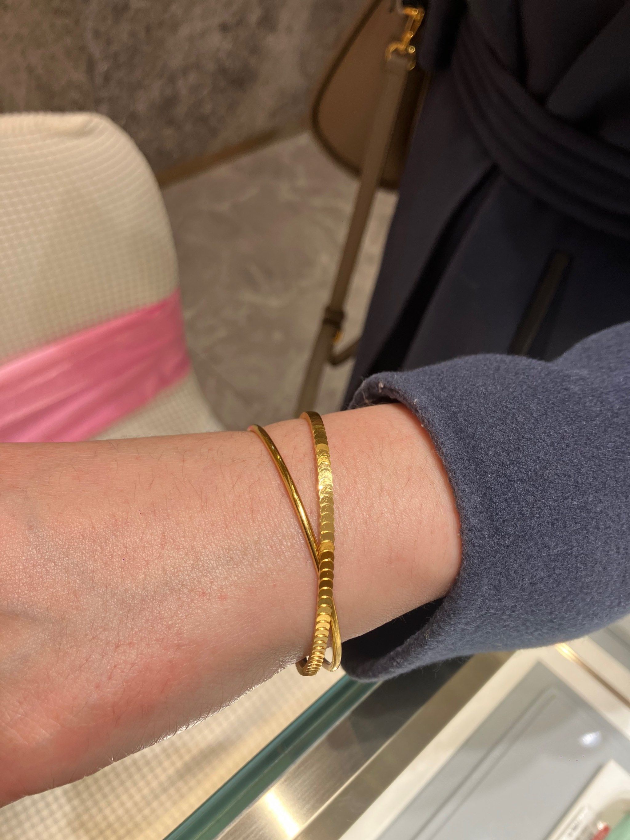 家里的产品都好好看哦,就挑了一款镯子很漂亮店里的售货员也很实在