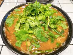 招牌炸酱酸辣米线-肥汁米蘭香港米线(长宁来福士店)