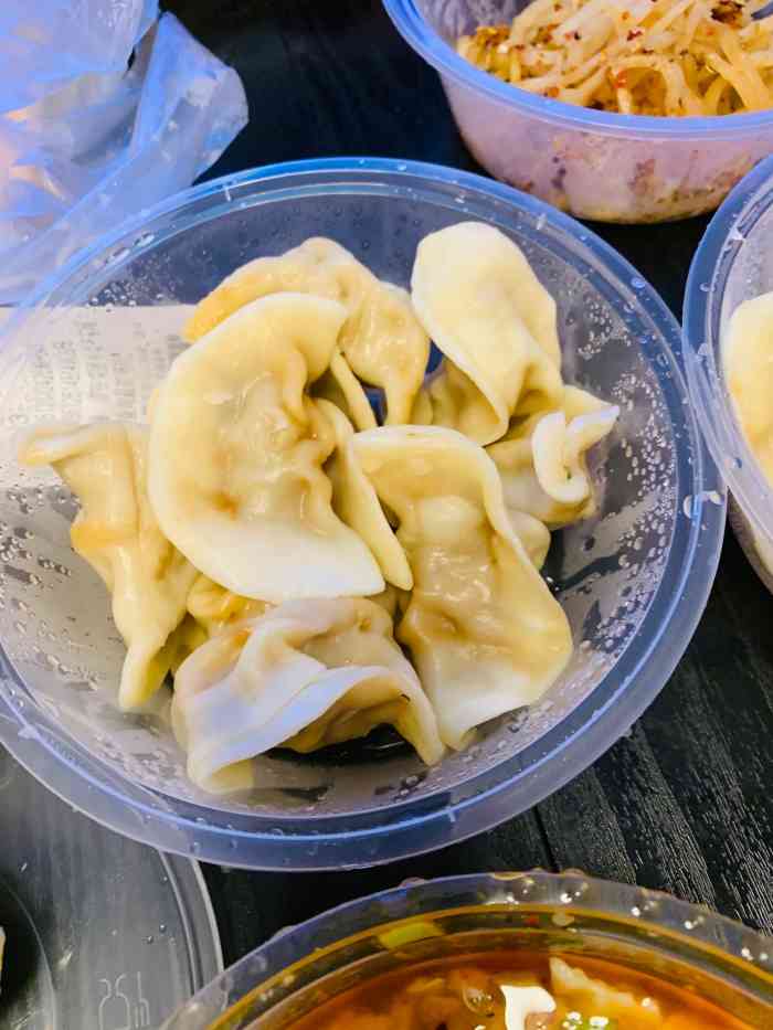 环境:快捷早餐小店,外卖还挺多,有一些可以坐着吃饭的位置,筷子勺子啥