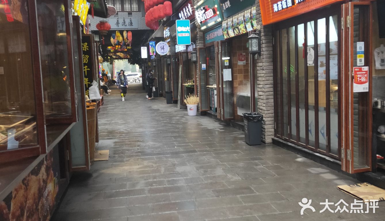 新开的去的时候赶上下雨，所以人不多，室外街很干净