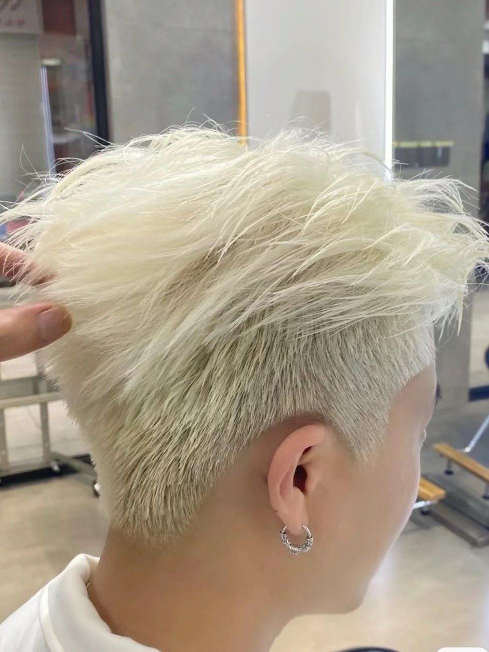 灰白色:男生女生浅色的不同区别:灰白色和米灰色的区别:男生个性发色