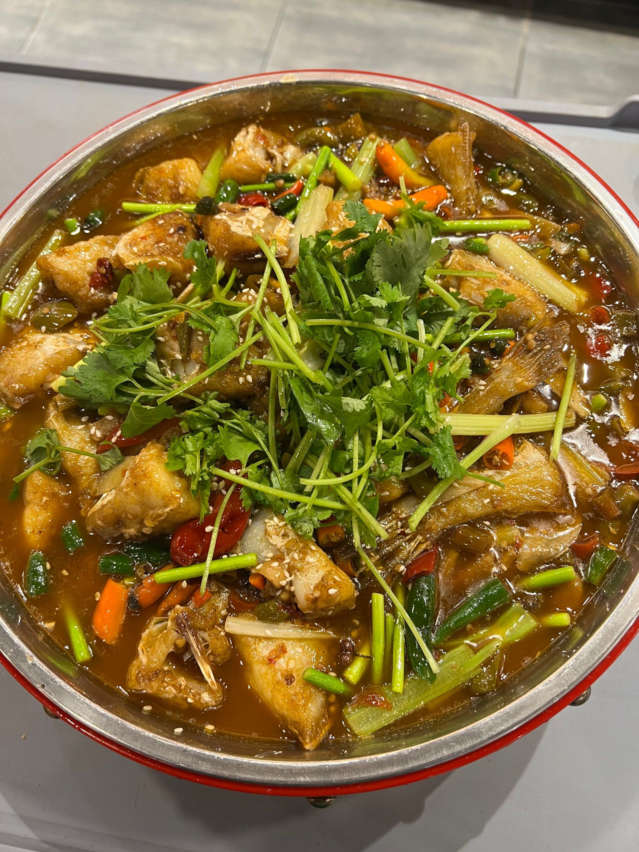 制作泡椒耗儿鱼,首先要准备好新鲜的耗儿鱼.将耗儿鱼洗净