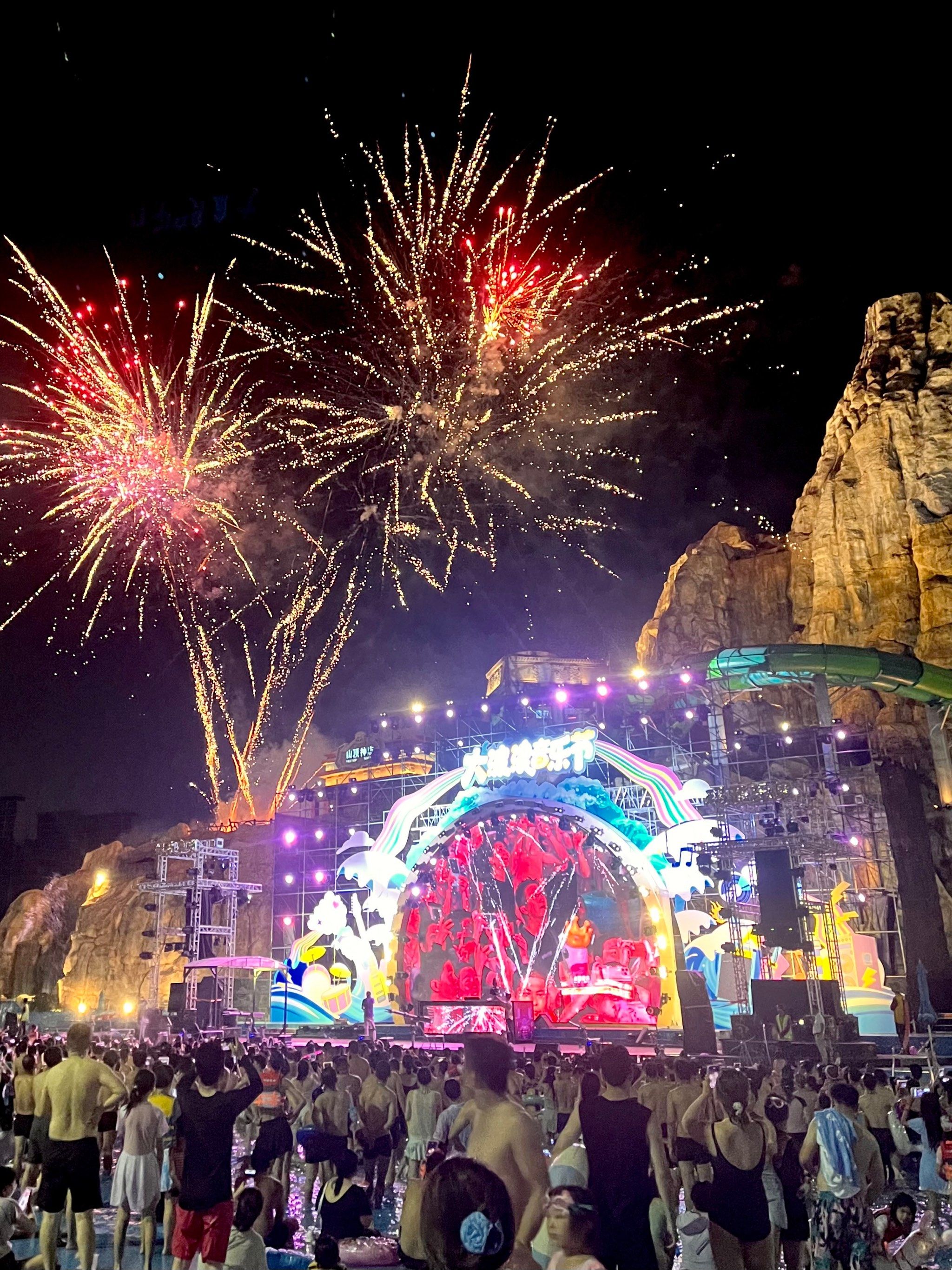 七夕来南昌玛雅乐园真的太对了
果然夏天就是要玩水嘛
白天玩各种