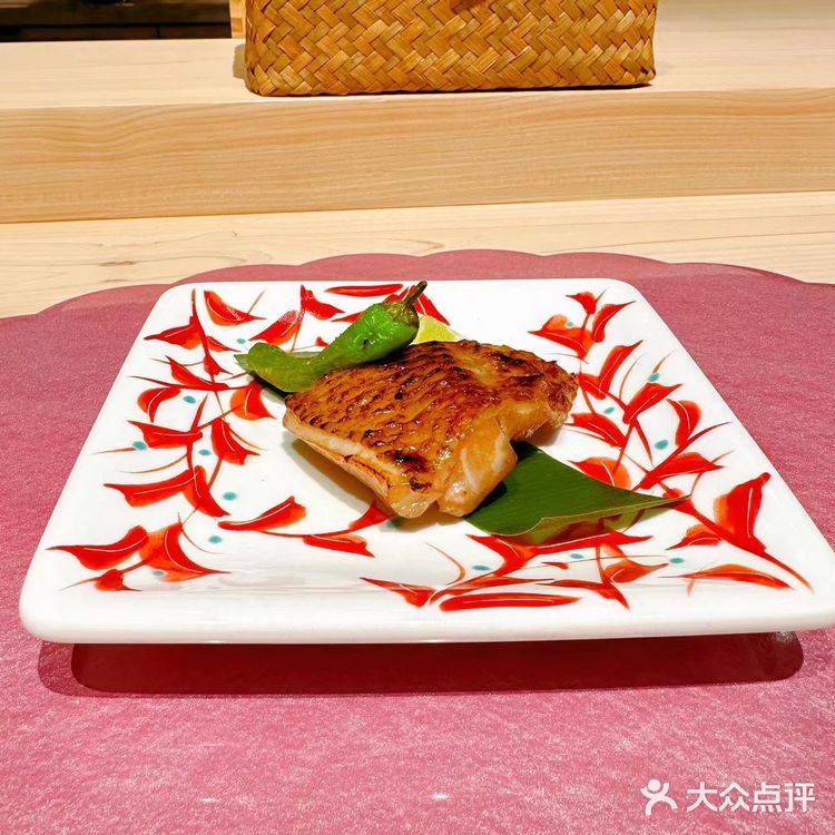 他们家食材很新鲜，寿司有好多名字都叫不上来