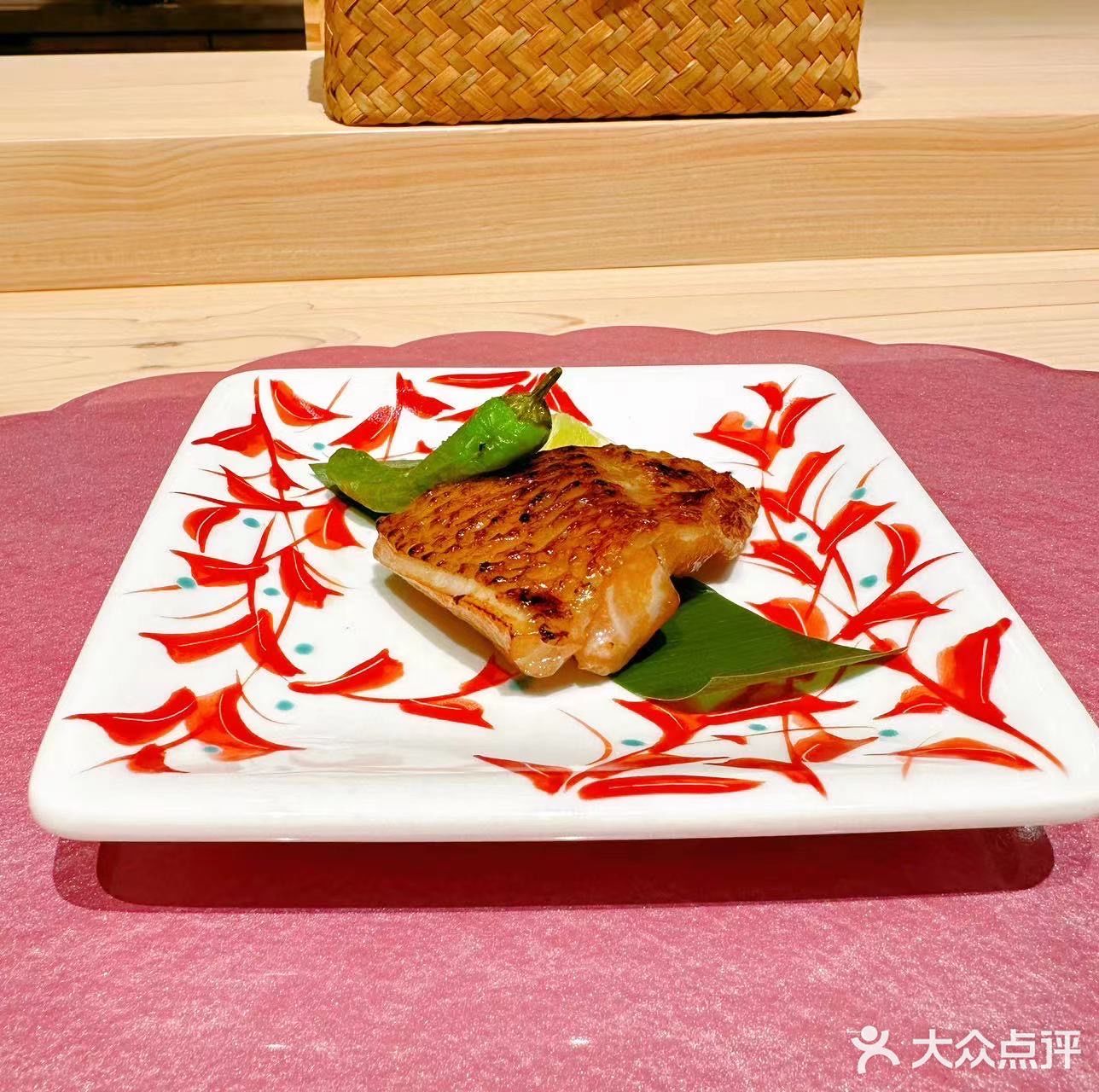 他们家食材很新鲜，寿司有好多名字都叫不上来