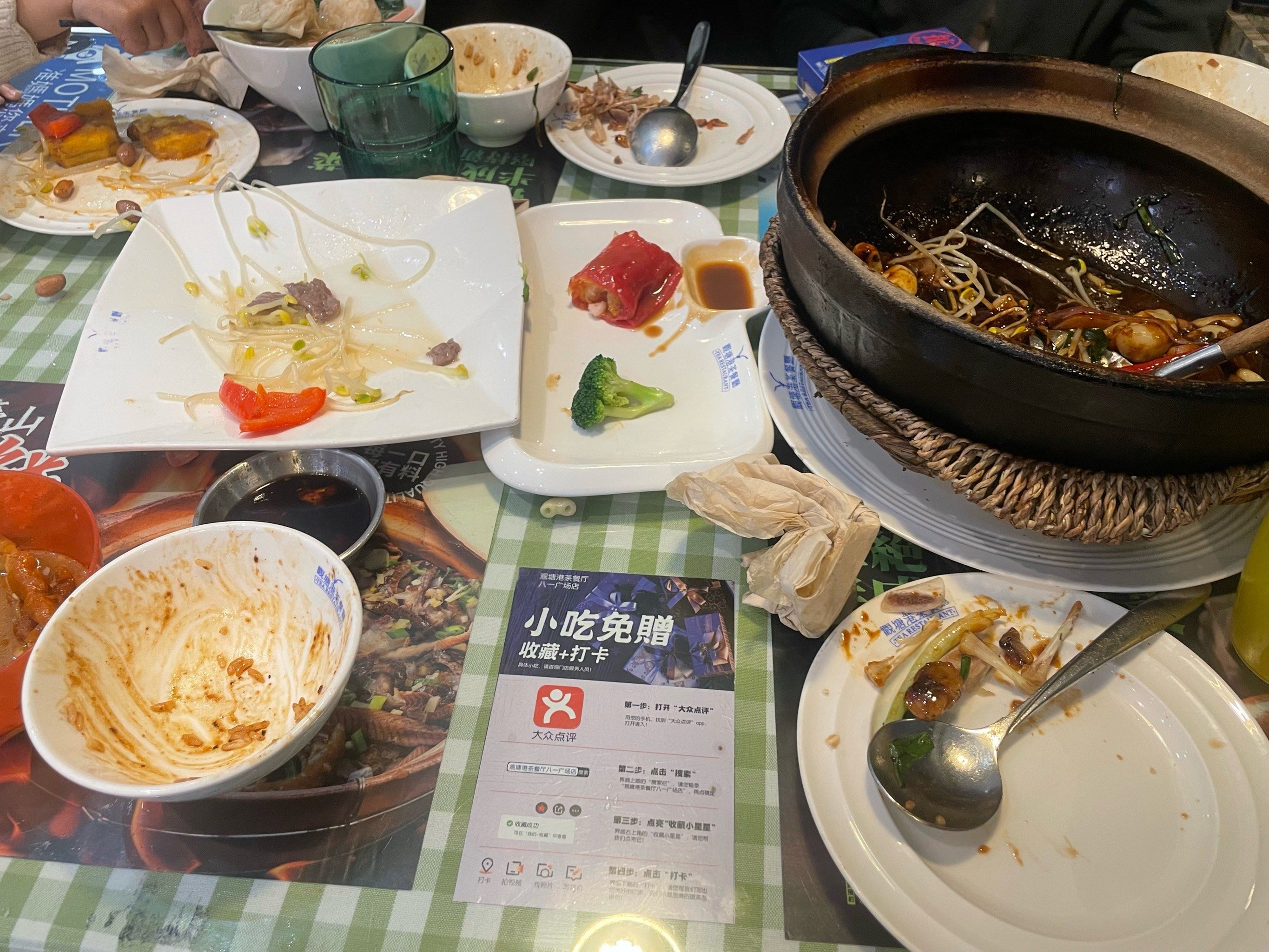 观塘港茶餐厅(八一大道店)锗煲很好吃,茶点味道也好