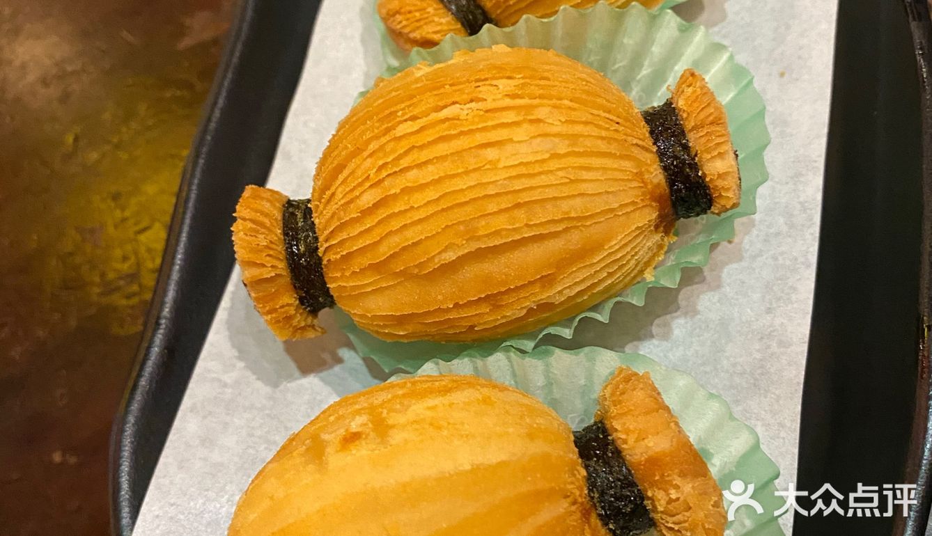 甜甜的，好吃极了。还有个什么饼，我一个没吃