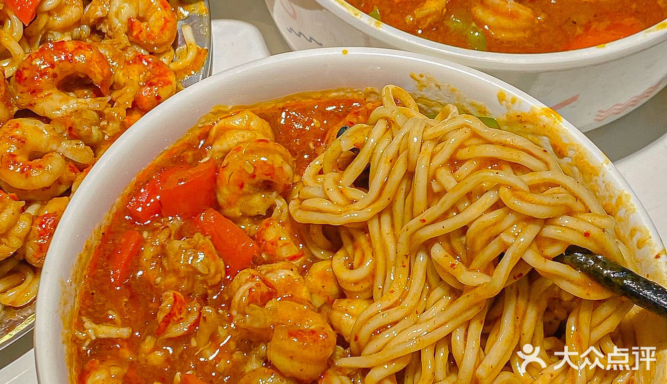 裹满酱汁的小龙虾面！我能吃100次[流泪][流泪][流泪]