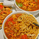 裹满酱汁的小龙虾面！我能吃100次[流泪][流泪][流泪]