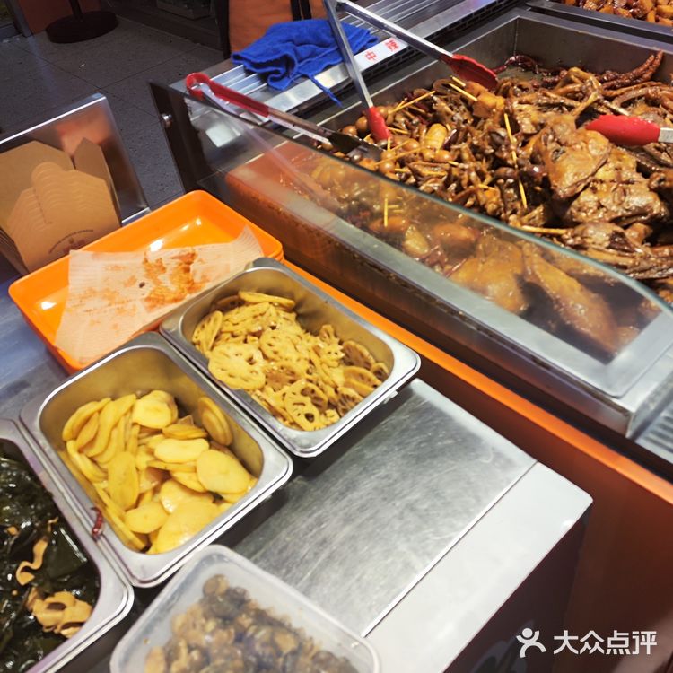 就在步行街，可以免费领一分钱不花[爱吃]