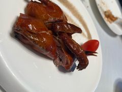 玻璃脆皮乳鸽-香港狮子山下·明星粤菜餐厅(北苑店)