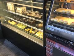 面包甜点陈列柜-啊噗吐呦现场烘焙(麦凯乐店)