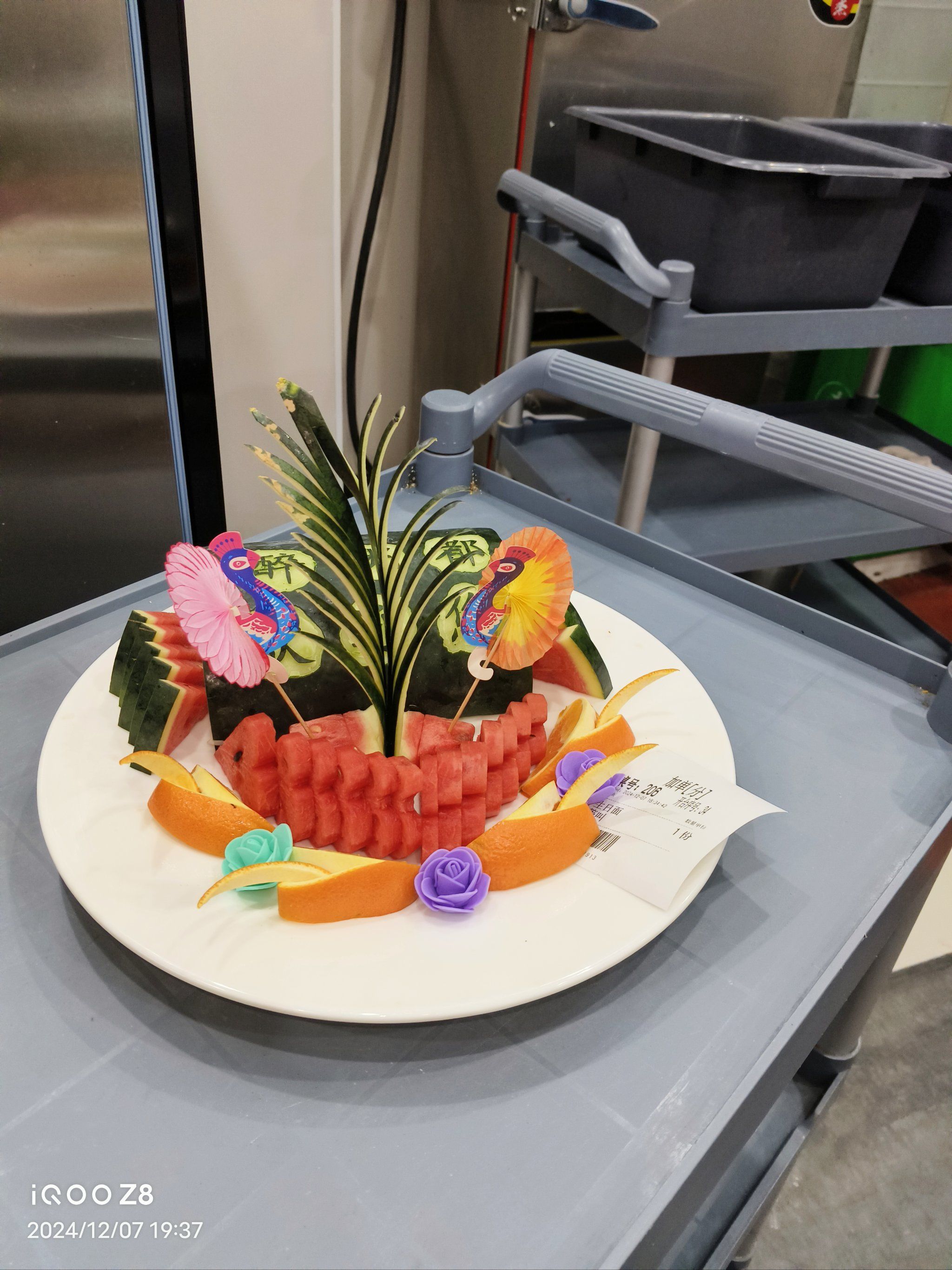 这果盘宛如一件精美的艺术品,水果的色彩似