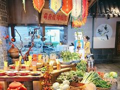 -帅巴人舅母子腊蹄民俗村