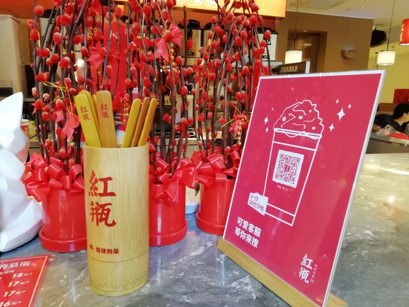 店里从装修到奶茶的杯子都是以红色为主.