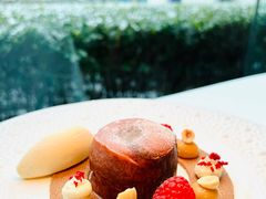 双色树莓巧克力熔岩蛋糕-福楼法餐厅FLO