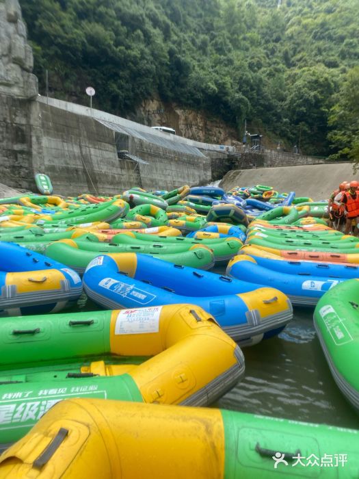 雅鲁激流探险漂流图片