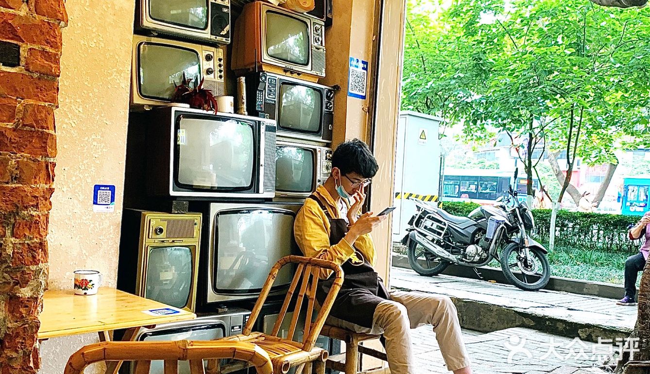 藏在大树背后的麻辣烫