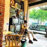 藏在大树背后的麻辣烫