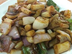 洋葱炒藕尖-淇沙湾渔村餐厅