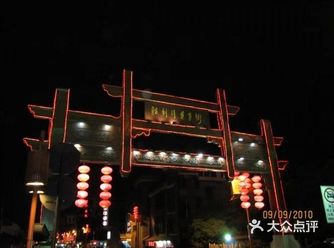 沿胜利河北岸而建 胜利河美食街夜市