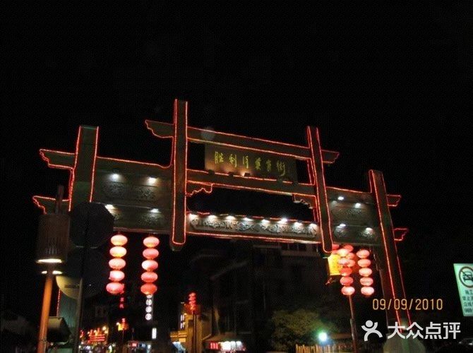 沿胜利河北岸而建 胜利河美食街夜市