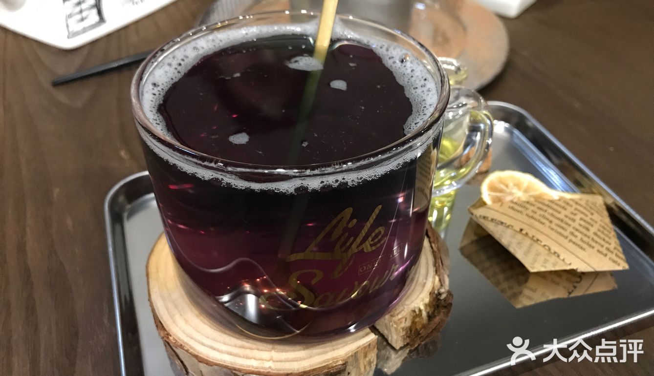 柠檬茶会变色，黑茶味道清新，这里的提拉米苏口感很好