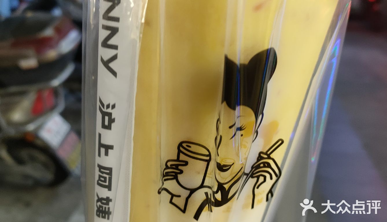 一个加料一个调，封杯，打包一气呵成