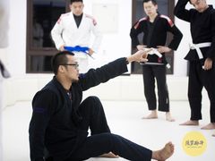 -菠萝格斗巴西柔术训练馆