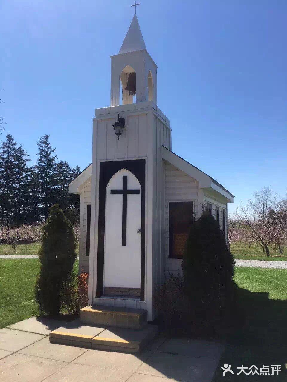 悬于蓝天白云、青山碧水之间