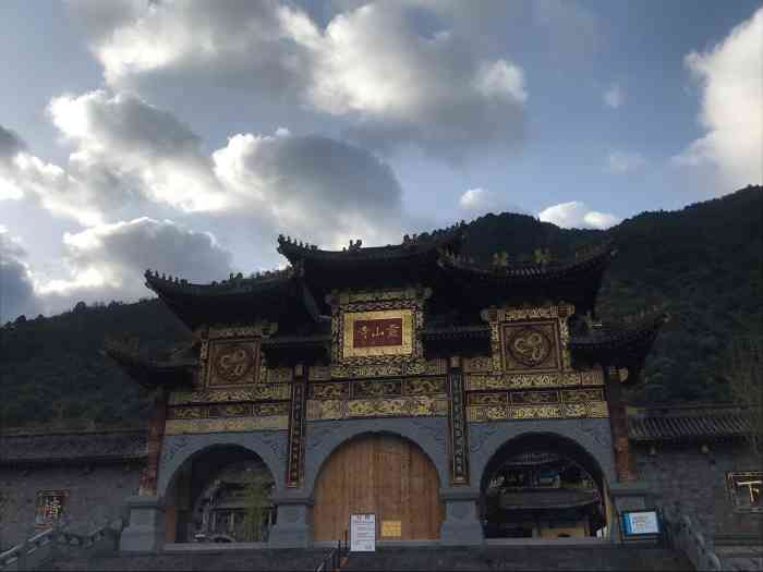 冕宁灵山寺-"灵山寺因背依灵山而得名.有"天下第一灵,.