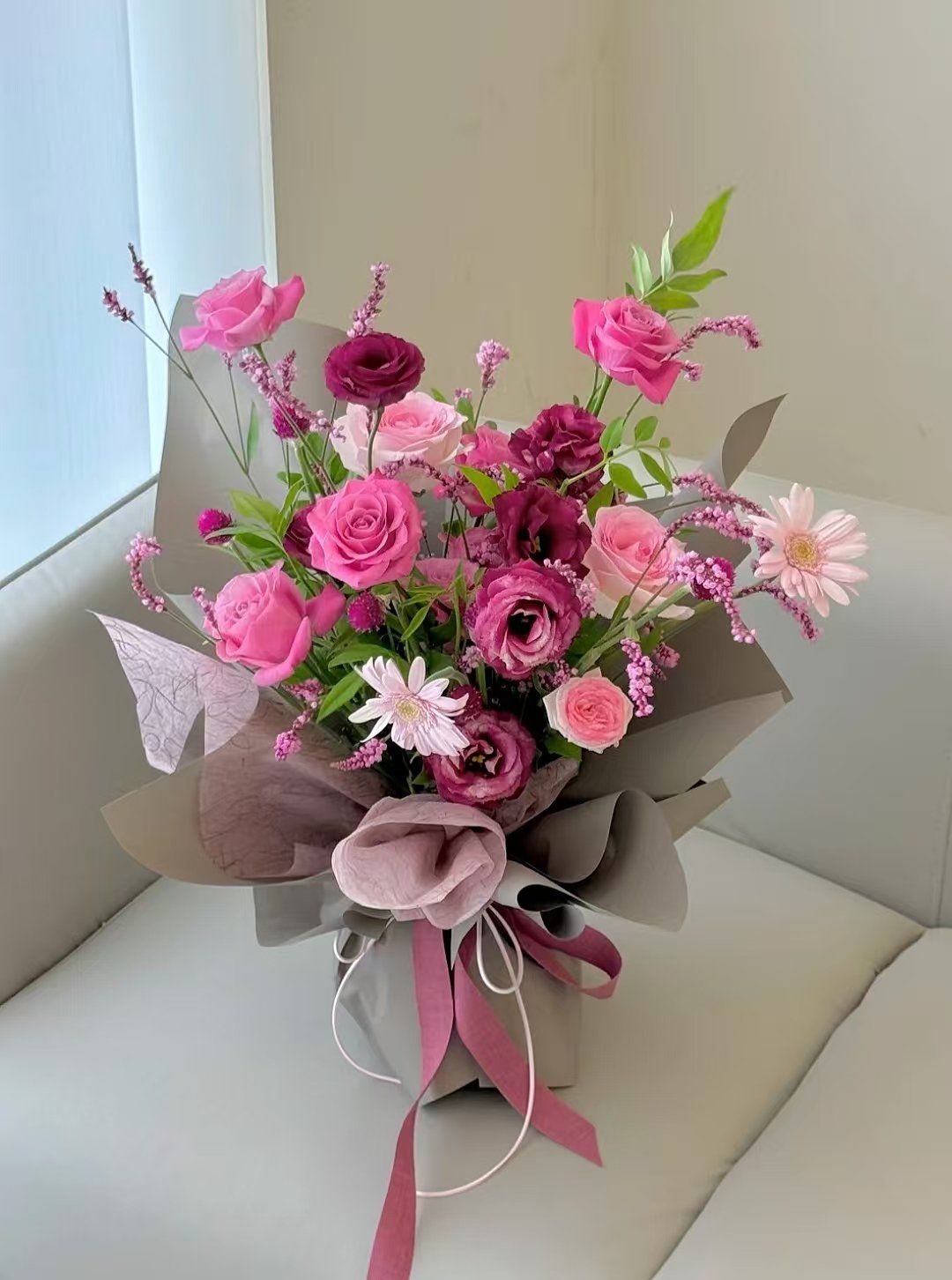 这束鲜花一出现,仿佛自带光芒,瞬间点亮