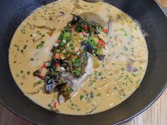 煎香酸菜半边鱼-渔悦潇湘·酸菜煮鱼(岳麓山店)