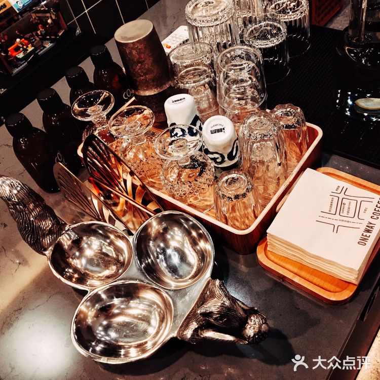 绿色复古风的咖啡小店