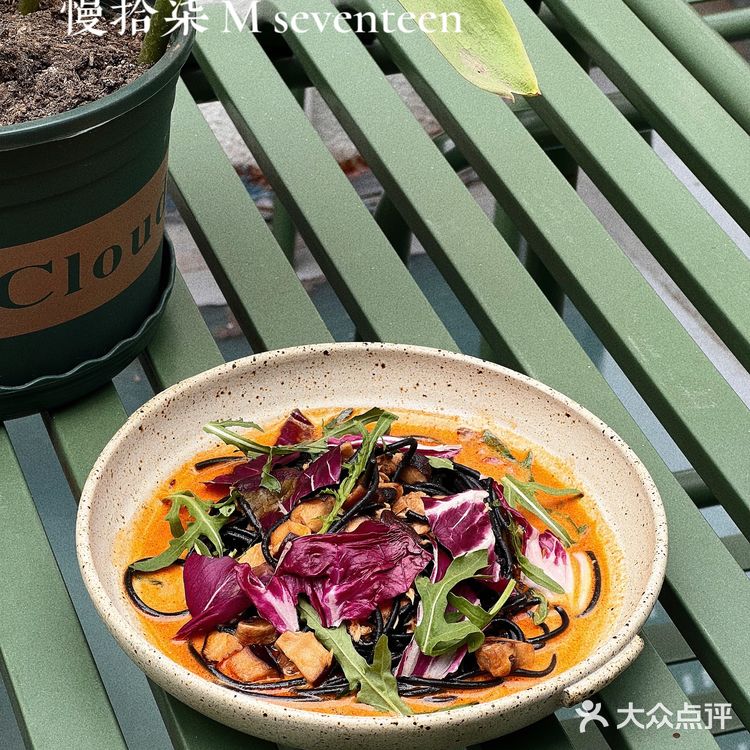 慢节奏的莫奈风西餐厅