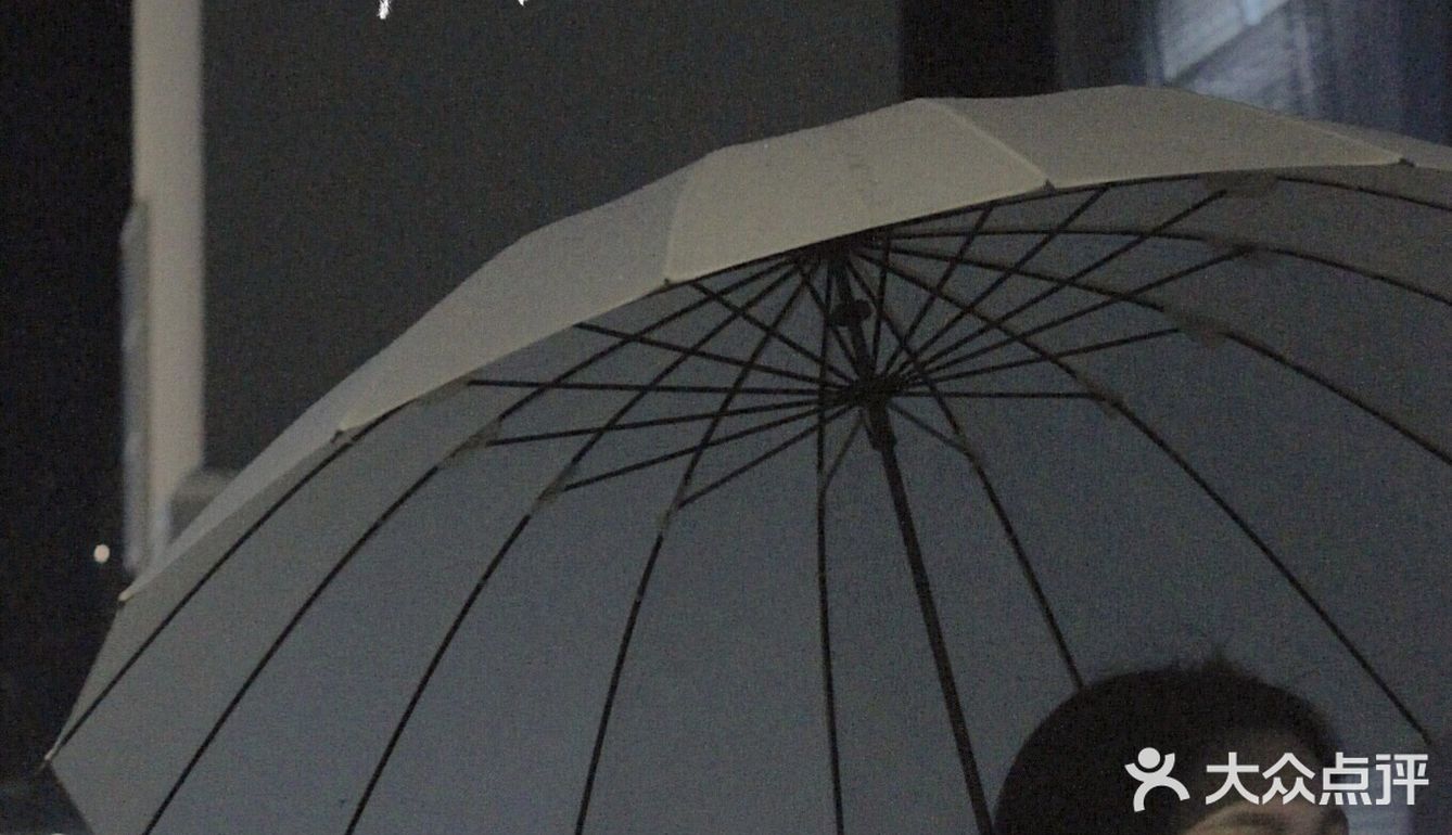 周末去哪玩？夜雨中的深业上城，另一种美的方式～