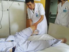 张主任&nbsp;（主任医生&nbsp;博士后&nbsp;教授&nbsp;硕士研究生导师）查房时亲自了解伤情-中国人民解放军总医院第三医学中心