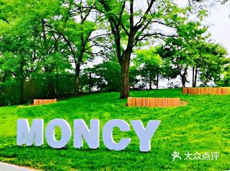 攀岩：经过独特设计的模拟自然环境的攀岩设备