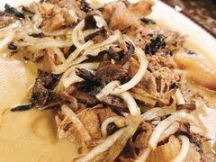 小鸡炖蘑菇-溢福香东北兄弟酱骨饺子馆(刘家冲店)