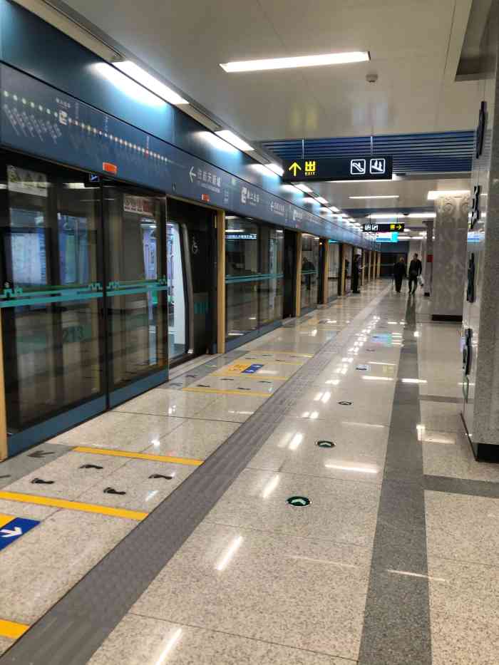 曲江池西(地铁站)-"是很袖珍的一个地铁站,因为外面十字路口很.