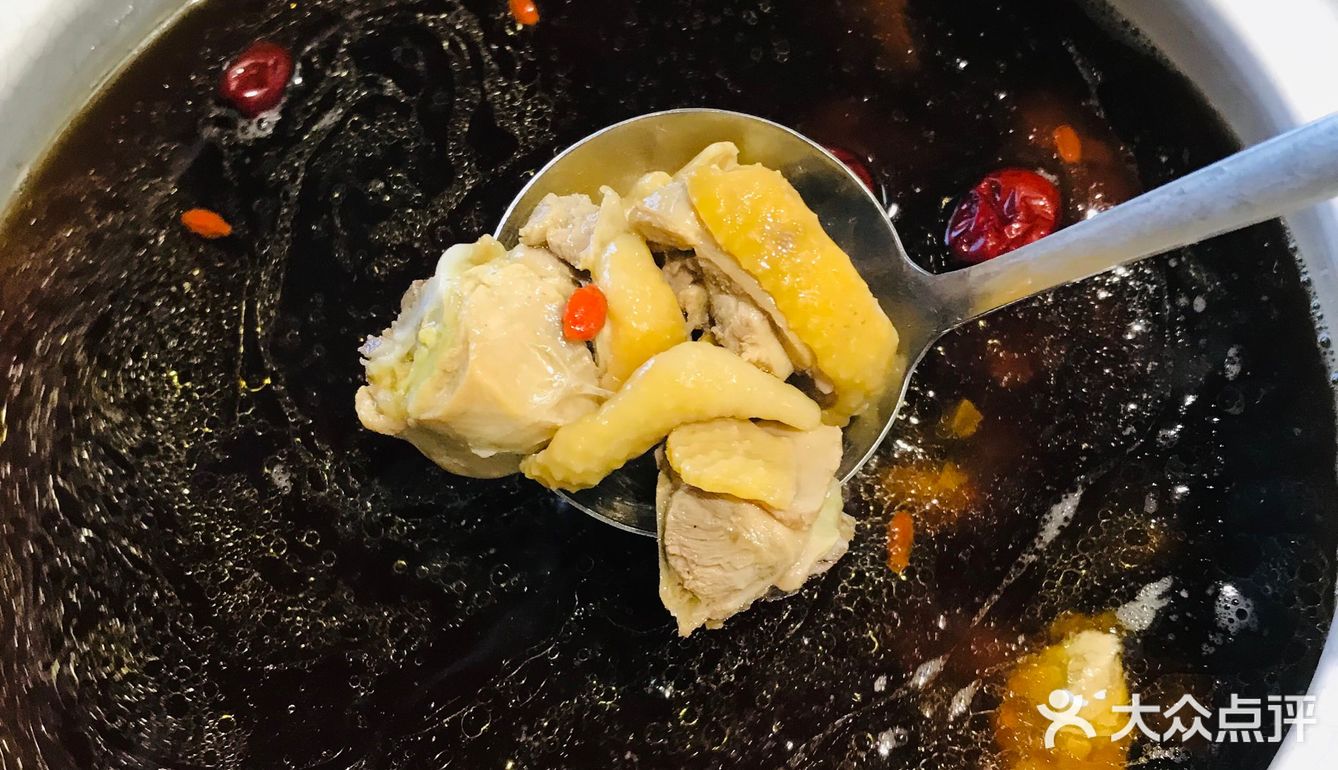 蘸啥都好吃，小笼包皮很软，里面的肉馅很香