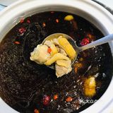 蘸啥都好吃，小笼包皮很软，里面的肉馅很香