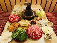 -洞庭洲·防空洞火锅·铜锅涮肉·烧烤(新百广场店)