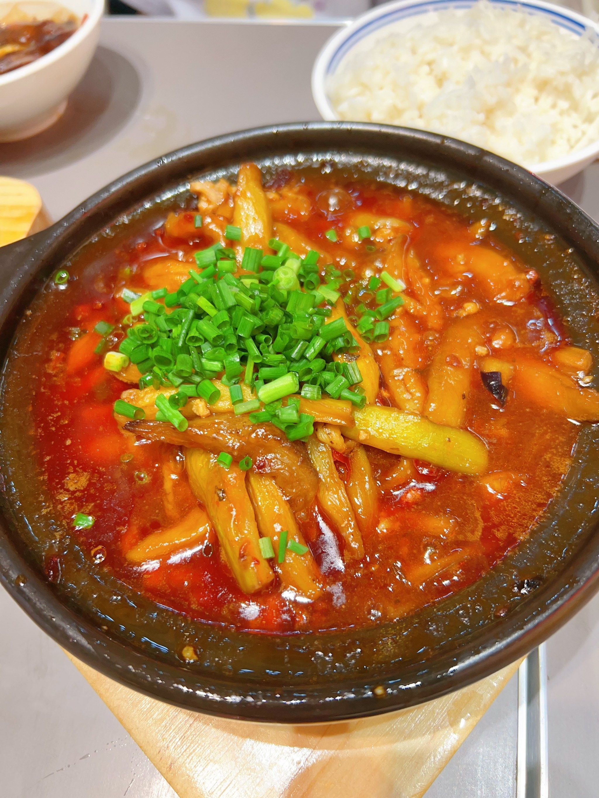 辣的菜品…上菜还是蛮快的…
「成都老蹄花」猪蹄炖的很烂…比较