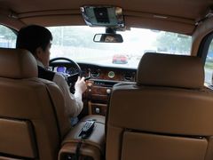 酒店的墨绿色劳斯莱斯被我征用，司机师傅犀利的眼神，同样将礼宾服务延续到酒店之外，免费的呵呵-王府半岛酒店