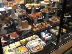 面包甜点陈列柜-星巴克(广州动漫星城东区店)