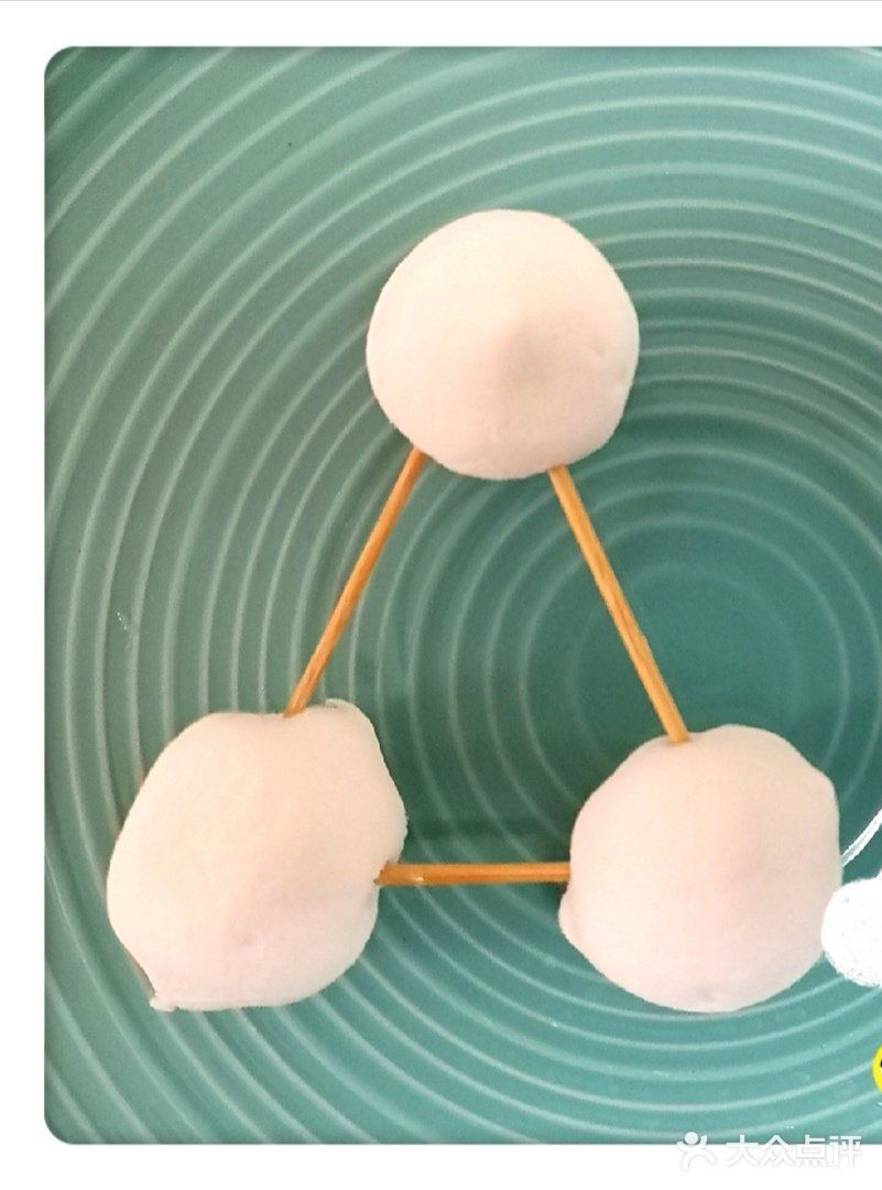 材料:一包棉花糖/软糖,一盒牙签