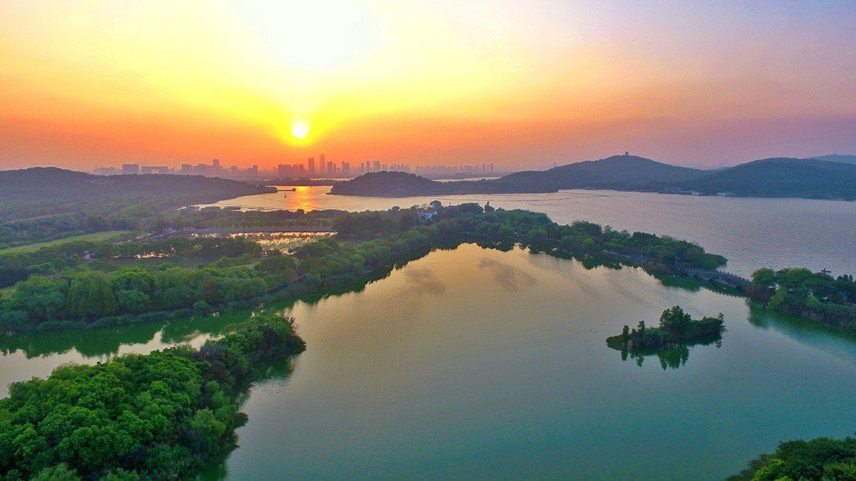 无锡太湖,作为中国第三大淡水湖,不仅以其广袤的水域和美丽的自然风光