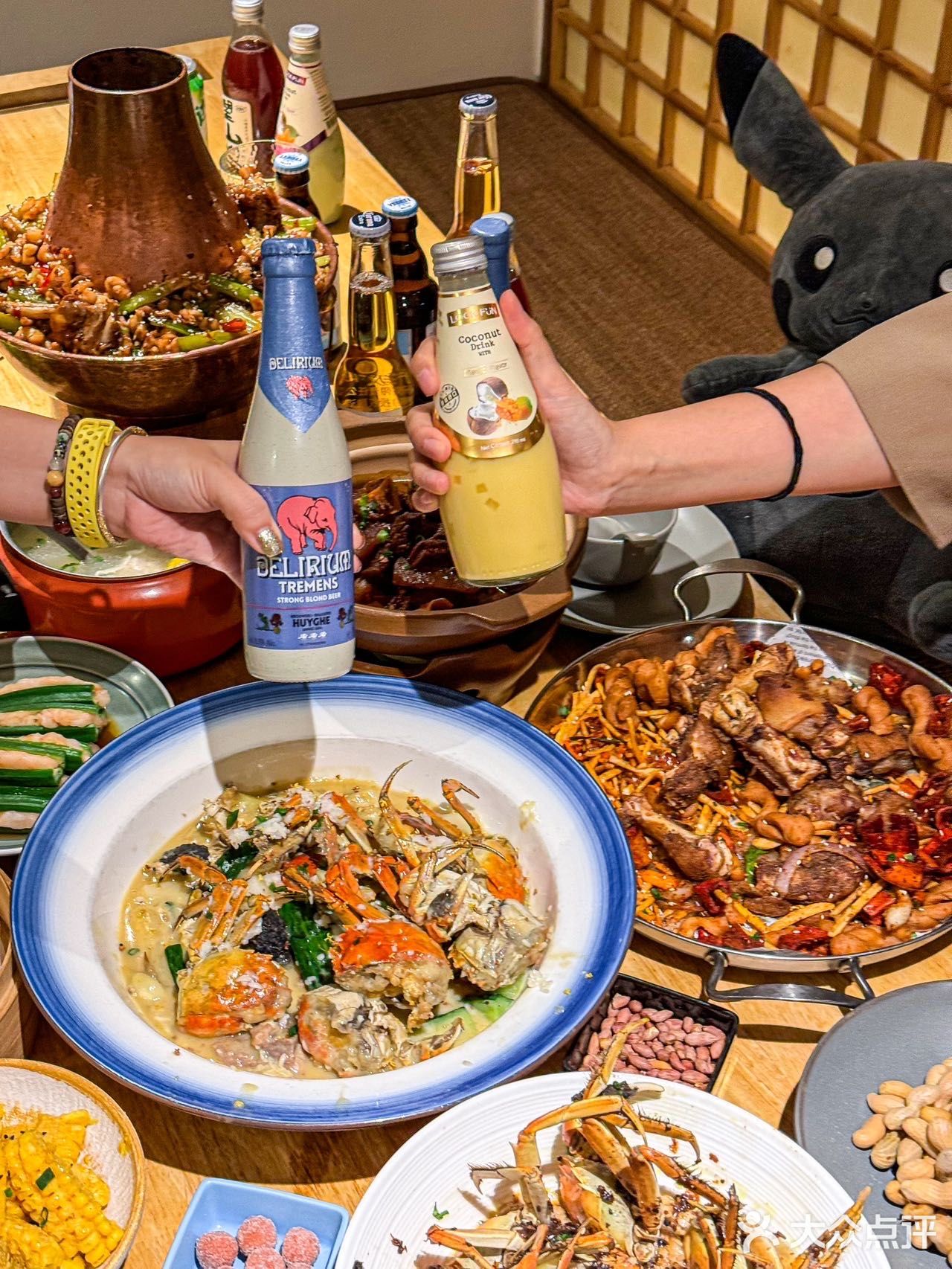 席地而坐啃大闸蟹！在这里吃饭就是舒坦