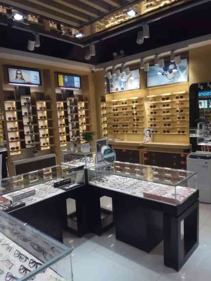 宝岛眼镜(昆明大都店)-"位置挺好找的,就有屈臣氏旁边(负三楼停车.